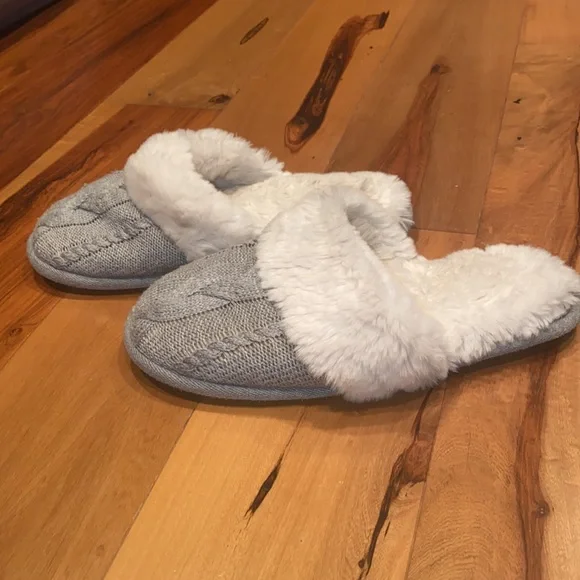 LIKE NEW- VICTORIAS SECRET CLOSED TOE FAUX FUR SWEATER SLIPPERS - SIZE MEDIUM - Picture 4 of 7